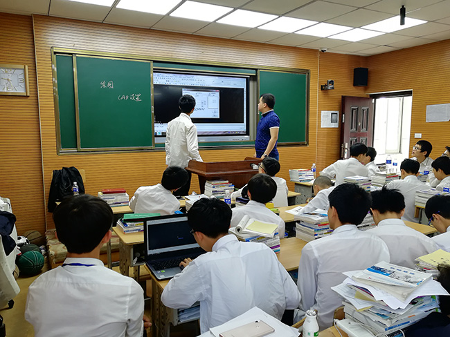 江西学校李老师在授课.jpg