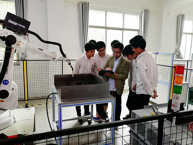 江西学生在王老师的指导下进行实训演练-(3).jpg