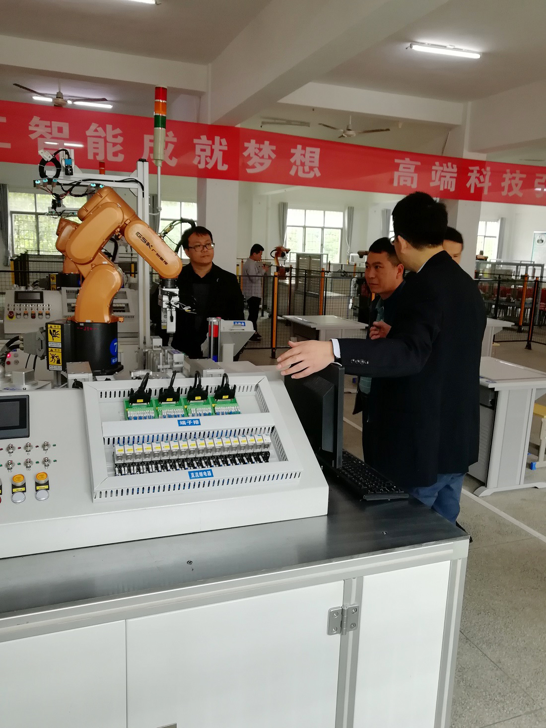 江西机器人实训设备参观展示照片.jpg